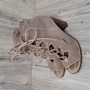 Frye Perforated Ghillie Lace-Up Booties Taupe Tan Size 7.5 Block Heel